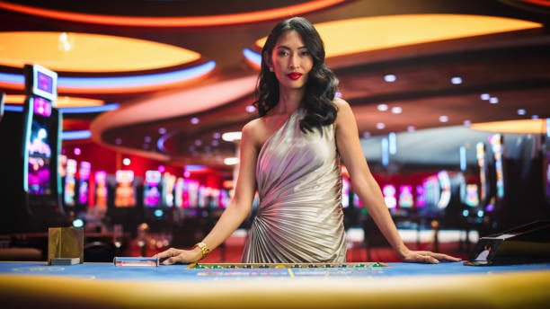Gacksaw Sports Betting Myanmar ကစားသမားများ မိုဘိုင်းဖုန်းမှ Live Odds ကြည့်ရှုနေသောမြင်ကွင်း